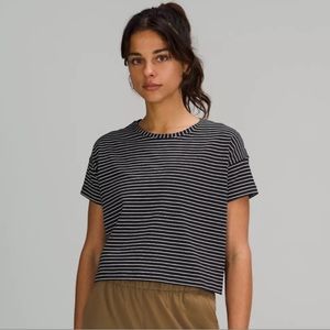 Lululemon Cates T Size 6